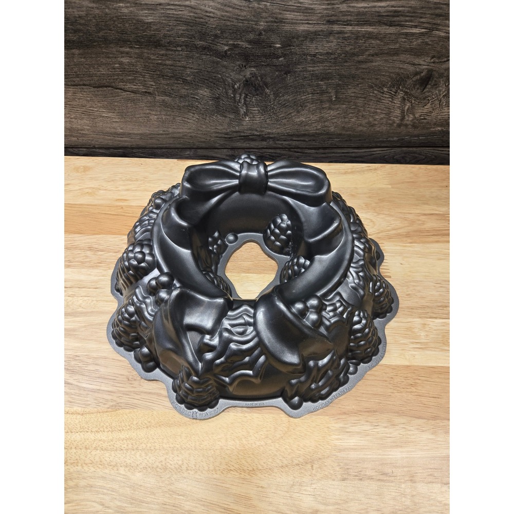 Nordic Ware Holiday Wreath Bundt Pan 9 Cup Cast Aluminum Non-Stick Silver